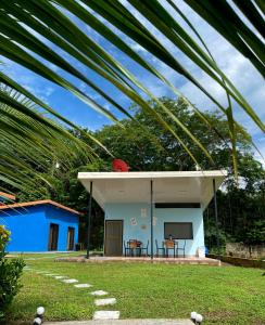 a small house with a blue roof at POSADA MIRADIA in Matapalo