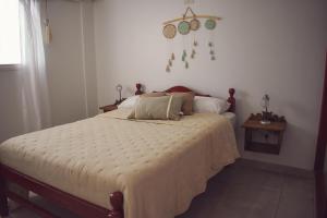 um quarto com uma cama grande num quarto em Ukiyo Apart em San Salvador de Jujuy