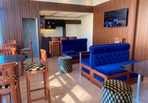 un restaurante con mesas y sillas azules y un bar en EL OLMO en La Paz