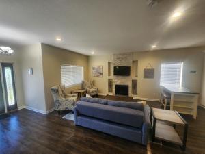 uma sala de estar com um sofá e uma mesa em Loving Home away from home, 6 Bedrooms, 8 Beds em Colorado Springs