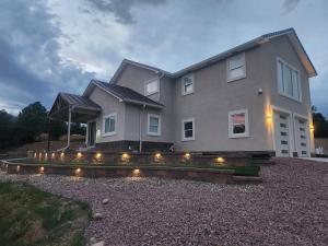 uma casa com luzes à frente em Loving Home away from home, 6 Bedrooms, 8 Beds em Colorado Springs