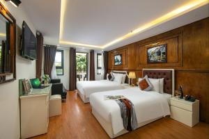 Postel nebo postele na pokoji v ubytování Tunger Grand Hotel + 37 fotografií