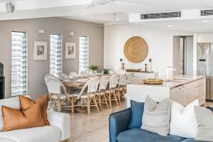 cocina y comedor con mesa y sillas en Alex Beach House, en Alexandra Headland