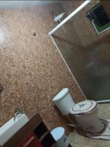 - une salle de bains avec toilettes dans l'établissement casa alto padrão a 30 min da praia, à Rio de Janeiro