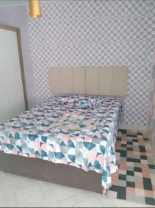 uma cama num quarto com uma parede estampada em casa alto padrão a 30 min da praia no Rio de Janeiro