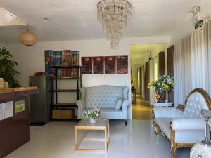 a living room with two couches and a chandelier at CASA DE SAN ISIDRO in Bansud