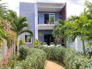 a house with trees and plants in front of it at CASA DE SAN ISIDRO in Bansud