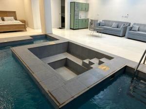a living room with a swimming pool in the middle of the room at مزون السحاب in Al Maghrafīyah