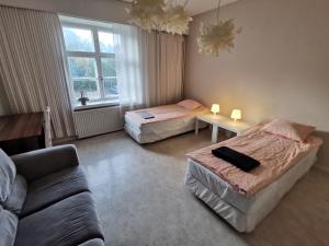 コトカにあるKotkan Residenssi Apartmentsのリビングルーム(ベッド2台、ソファ付)