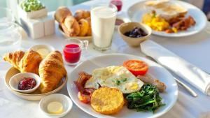 una mesa con platos de desayuno. en OLAGI HOTEL, en Khu Chi Lăng