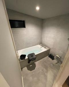 uma casa de banho com banheira num quarto em the terrace sumoto - Vacation STAY 24588v em Sumoto