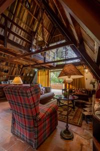 a living room with a couch and a lamp at Chalet Lander Colonia Tovar in El Tigre