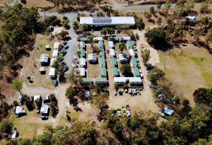 une vue aérienne sur un parking avec des véhicules en stationnement dans l'établissement Lions Camp Kanga, à Dittmer