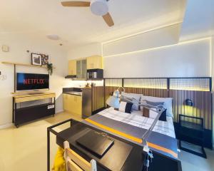 een woonkamer met een keuken en een tafel bij Relaxing Escape at BGC by Max Dwell Studio in Manilla