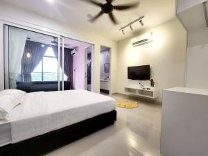 a bedroom with a bed and a ceiling fan at The Shore Kota Kinabalu City Centre by LW Suites in Kota Kinabalu