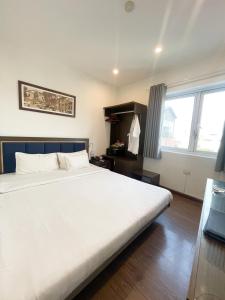 Un dormitorio con una gran cama blanca y una ventana en A25 Hotel - 30 An Dương en Hanói
