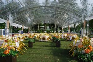 una gran carpa con mesas, sillas y flores en Philea Resort & Spa, en Melaka