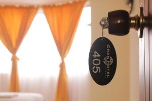 una stanza con una porta con un orologio sopra di Gran Hotel a Ipiales