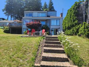 een blauw huis met een trap ervoor bij Ocean's Edge Suite in Campbell River