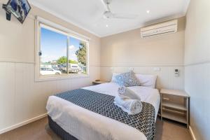 een kleine slaapkamer met een bed en een raam bij BIG4 Tasman Holiday Parks - Bendigo in Bendigo