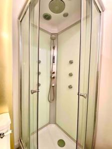 y baño con ducha y puerta de cristal. en Pupazza House, intero appartamento nel cuore di Frascati, en Frascati