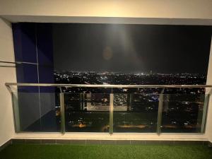 uma janela com vista para a cidade à noite em D'EvoLoft & Free WIFI em Bandar Baru Bangi