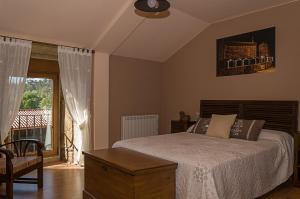 - une chambre avec un lit, une table et une fenêtre dans l'établissement Casa Do Ghabino, à Santa Comba