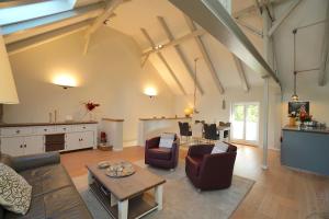 Posezení v ubytování Ferienwohnung Am Apfelbaum - romantische Remise direkt am Golfplatz und der Schlei