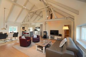 TV a/nebo společenská místnost v ubytování Ferienwohnung Am Apfelbaum - romantische Remise direkt am Golfplatz und der Schlei