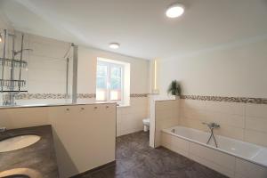 Koupelna v ubytování Ferienwohnung Am Apfelbaum - romantische Remise direkt am Golfplatz und der Schlei + 21 fotografií