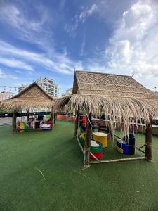 Une cabane en paille avec un tas d'ools sous elle dans l'établissement H-District Boutique Poshotel, à Bangkok