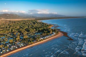 RollingstoneTasman Holiday Parks - Rollingstone的海滩度假村的鸟瞰图