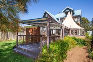 Garður fyrir utan The Treehouse Pet Friendly 2 Mins Walk to Beach
