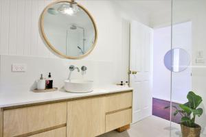 Baðherbergi á The Treehouse Pet Friendly 2 Mins Walk to Beach +28 myndir