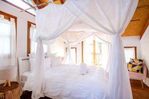 Rúm í herbergi á The Treehouse Pet Friendly 2 Mins Walk to Beach