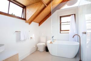 Baðherbergi á The Treehouse Pet Friendly 2 Mins Walk to Beach