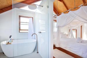 Rúm í herbergi á The Treehouse Pet Friendly 2 Mins Walk to Beach
