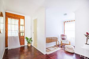 Rúm í herbergi á The Treehouse Pet Friendly 2 Mins Walk to Beach