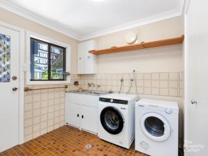 a kitchen with a washing machine and a sink at The Place in Summerland Point