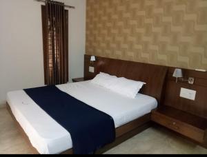 ein Schlafzimmer mit einem großen Bett in einem Zimmer in der Unterkunft Shoolin Palace in Mangaluru