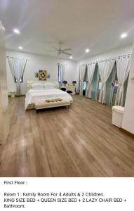 ein großes Schlafzimmer mit einem Bett und Holzböden in der Unterkunft Moqjiona Homestay Laman Seri Seksyen 13 Shah Alam in Shah Alam