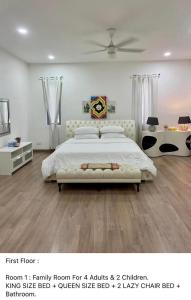 ein Schlafzimmer mit einem großen weißen Bett in einem Zimmer in der Unterkunft Moqjiona Homestay Laman Seri Seksyen 13 Shah Alam in Shah Alam