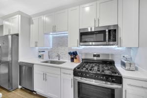 Η κουζίνα ή μικρή κουζίνα στο Spacious Haven - 8 min from Downtown Chicago - Sleeps 10 +9 φωτογραφίες