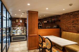 Cucina o angolo cottura di The Vintage Srinagar at Dal Lake