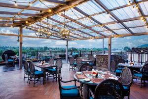 un ristorante con tavoli e sedie su un patio di The Vintage Srinagar at Dal Lake a Srinagar
