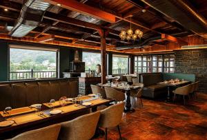 Restaurant o un lloc per menjar a The Vintage Srinagar at Dal Lake