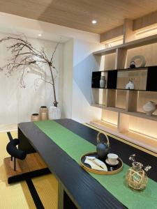 suye hotel في تايتشونغ: مطبخ مع طاولة عليها صحن من الطعام