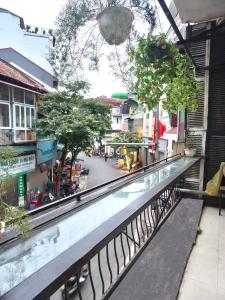 een balkon met uitzicht op een stadsstraat bij Amelié Homestay in Hanoi