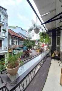 een balkon met uitzicht op een stadsstraat bij Amelié Homestay in Hanoi