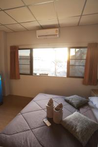 Postel nebo postele na pokoji v ubytování Holiday Phangan - Hostel & Bar